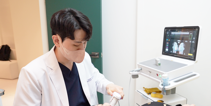 정성호 대표원장이 원내에서 울쎄라 핸드피스를 들고 시술을 준비하는 모습