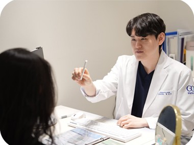 院长在诊室与患者一对一面诊的情形